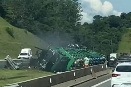 Caminhão com botijões de gás tomba no Rodoanel