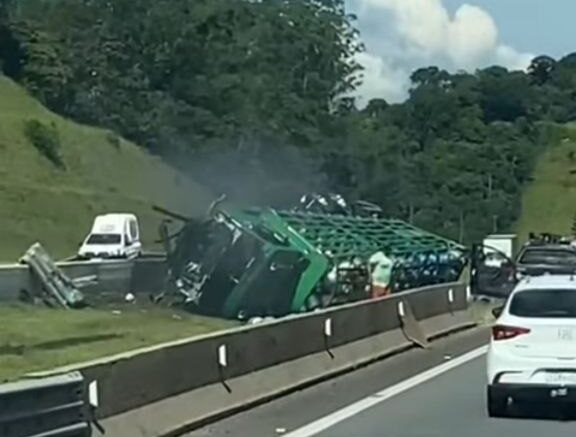Caminhão com botijões de gás tomba no Rodoanel