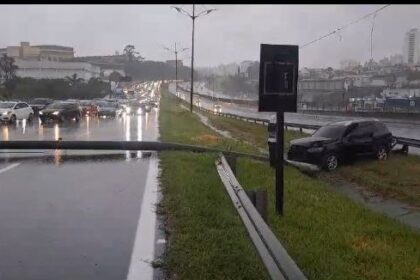 Carro atinge e derruba poste no Km 22 da Rodovia Anchieta