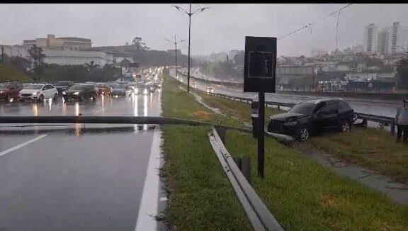 Carro atinge e derruba poste no Km 22 da Rodovia Anchieta