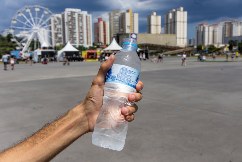 Homem com garrafa de água na mão