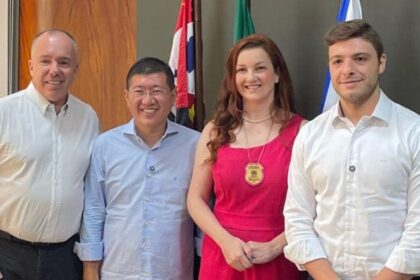 Kiko Teixeira, secretário de administração e gestão de pessoas, prefeito Taka Yamauchi, delegada Renata Cruppi e o deputado estadual Thiago Auricchio