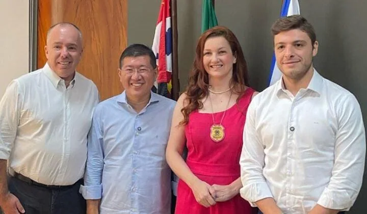 Kiko Teixeira, secretário de administração e gestão de pessoas, prefeito Taka Yamauchi, delegada Renata Cruppi e o deputado estadual Thiago Auricchio