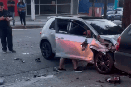 Carro em alta velocidade avança sinal vermelho e causa acidente na Dom Pedro I, em Santo André