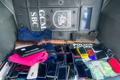 Romu de S.Bernardo apreende 100 celulares e cartões de banco em bar no Jd. Limpão