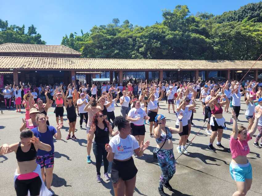 mulheres dançando zumba em são caetano
