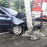 carro batido no poste