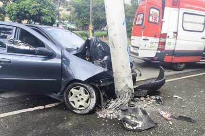 carro batido no poste