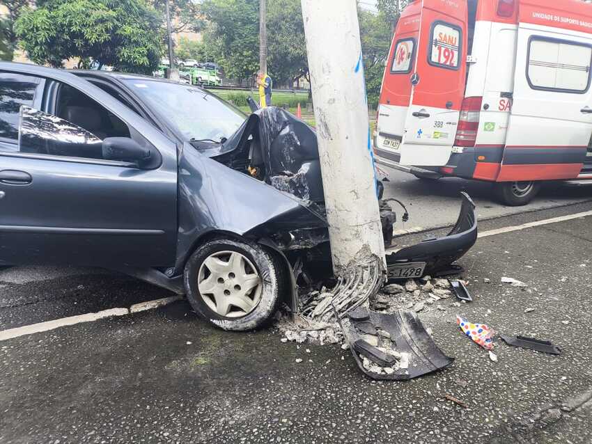 carro batido no poste