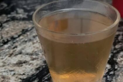 água com cor de barro