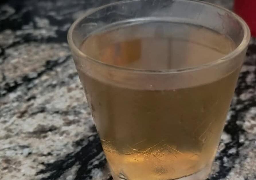 água com cor de barro
