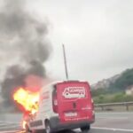 Furgão pega fogo no Km 26 da Anchieta, sentido São Paulo