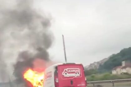 Furgão pega fogo no Km 26 da Anchieta, sentido São Paulo