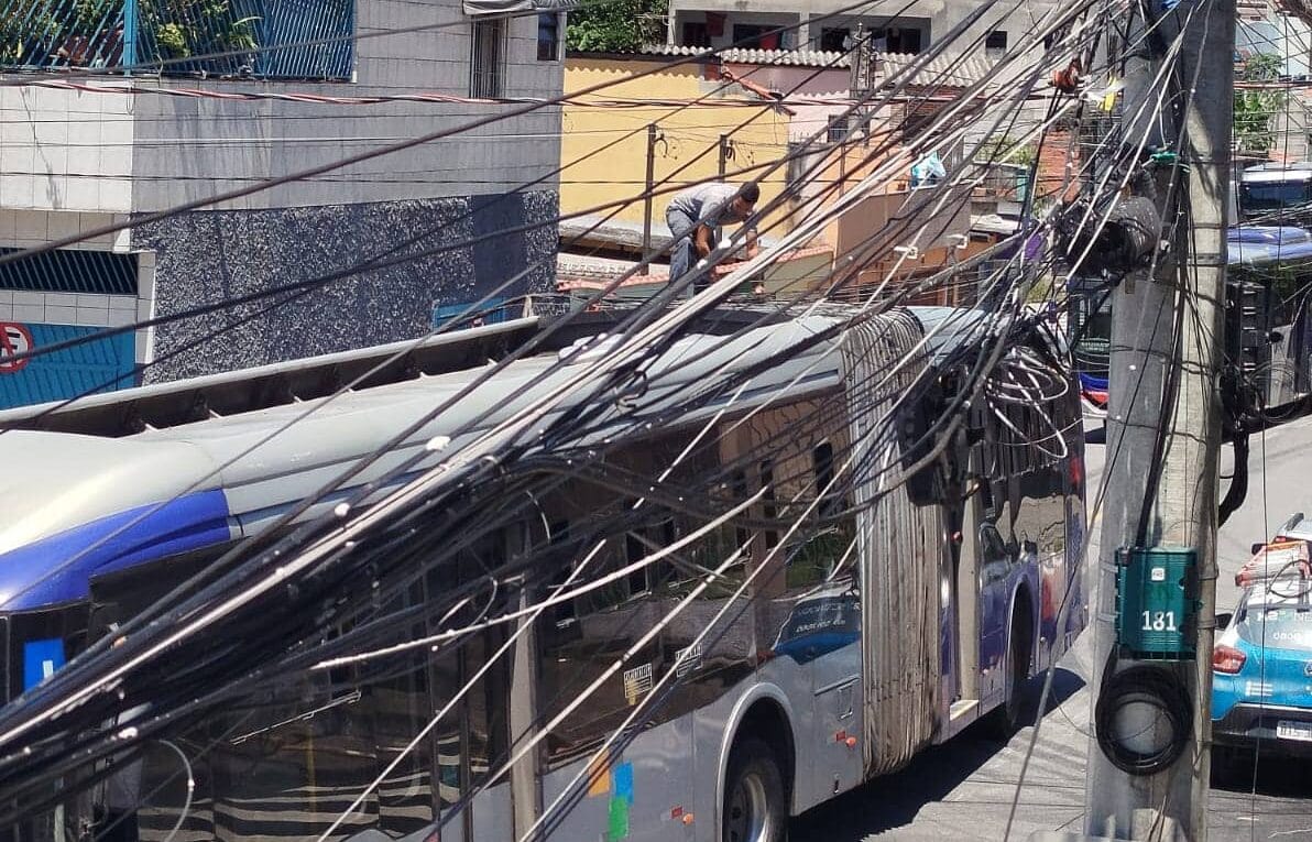 Fios baixos causam transtornos a motoristas de São Bernardo