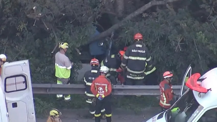 Corpo de bombeiros fazendo resgate no rodoanel