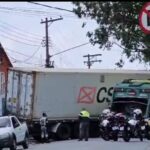 Acidente entre caminhão de coleta de lixo e carreta interdita avenida em S.Bernardo
