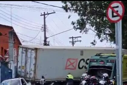 Acidente entre caminhão de coleta de lixo e carreta interdita avenida em S.Bernardo