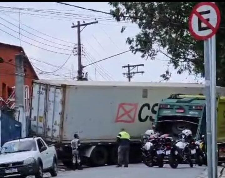 Acidente entre caminhão de coleta de lixo e carreta interdita avenida em S.Bernardo