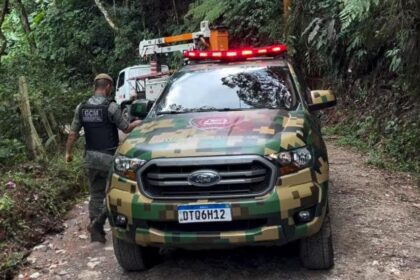 Ciclista sofre descarga elétrica ao encostar em fiação da Enel caída em rua de Ribeirão Pires