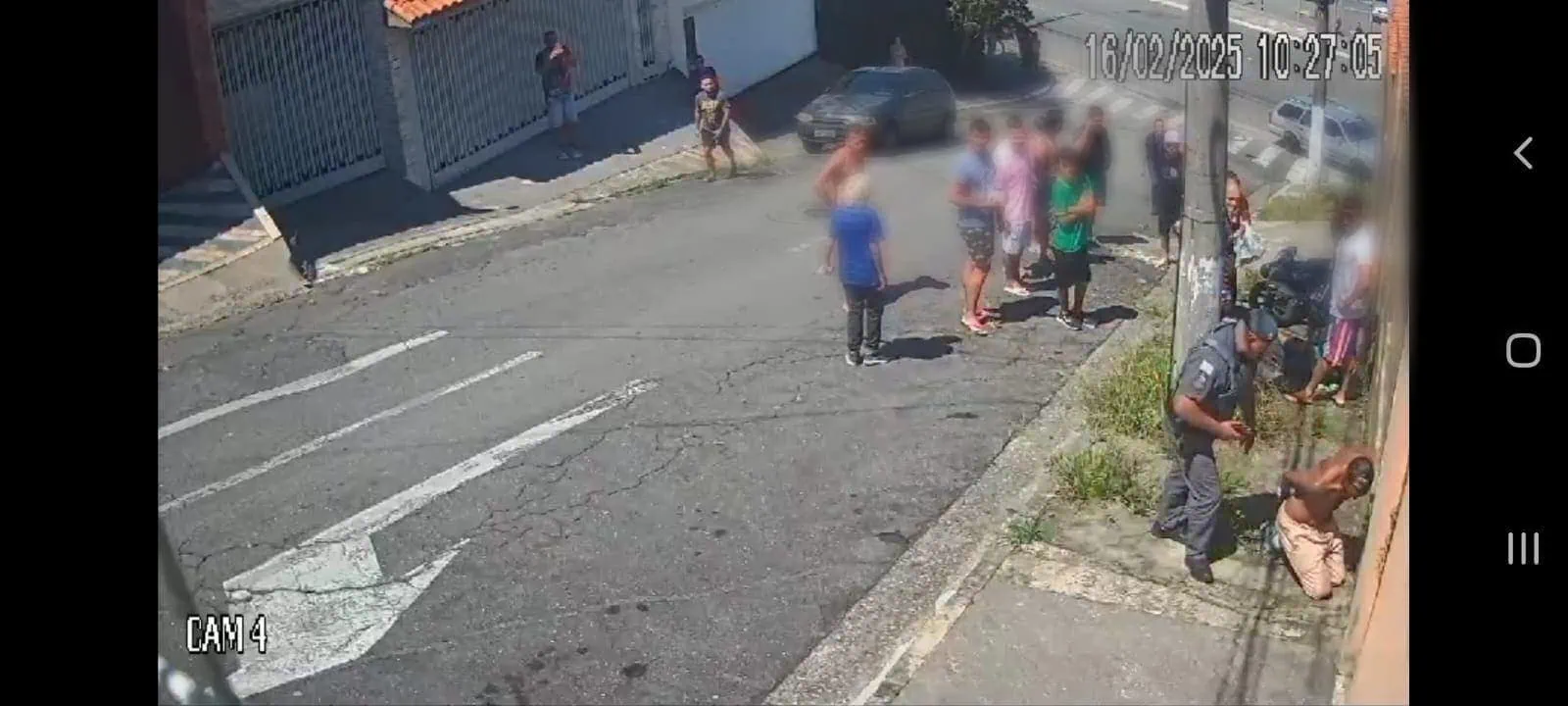 No vídeo enviado ao nosso canal, um deles aparece ajoelhado e algemado, enquanto o outro foi levado para a viatura, de acordo com informações dos moradores.