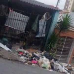 Morador junta montanha de lixo em casa em S.Bernardo e vizinhos pedem ajuda