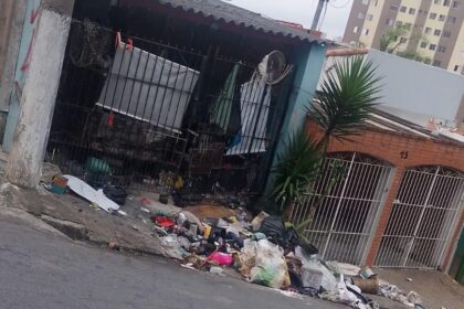 Morador junta montanha de lixo em casa em S.Bernardo e vizinhos pedem ajuda