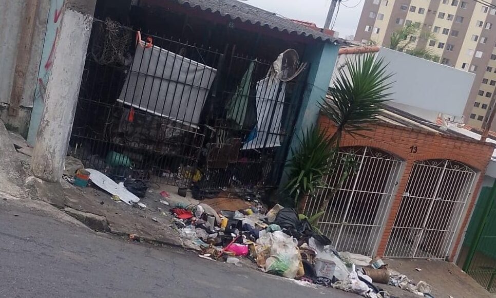 Morador junta montanha de lixo em casa em S.Bernardo e vizinhos pedem ajuda