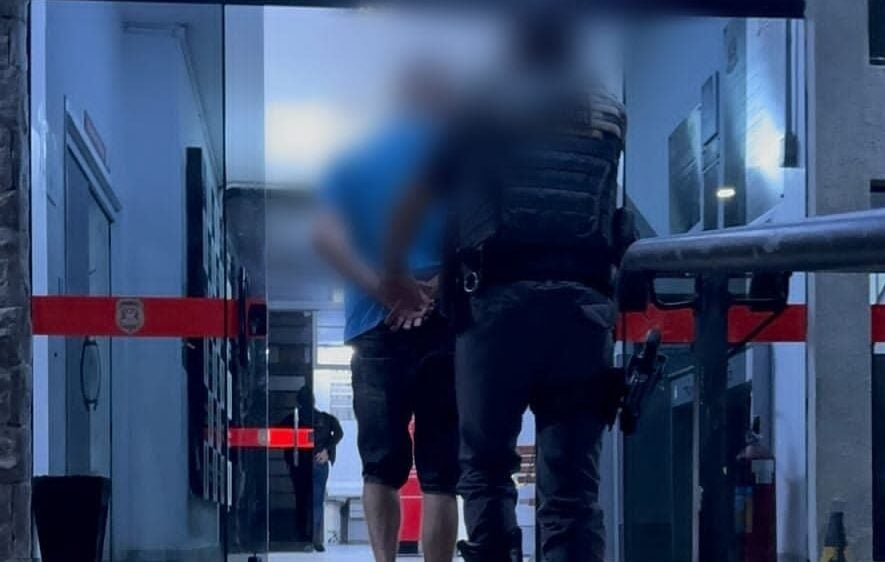 Homem foi preso pela Polícia Militar por porte ilegal, no bairro Baeta Neves