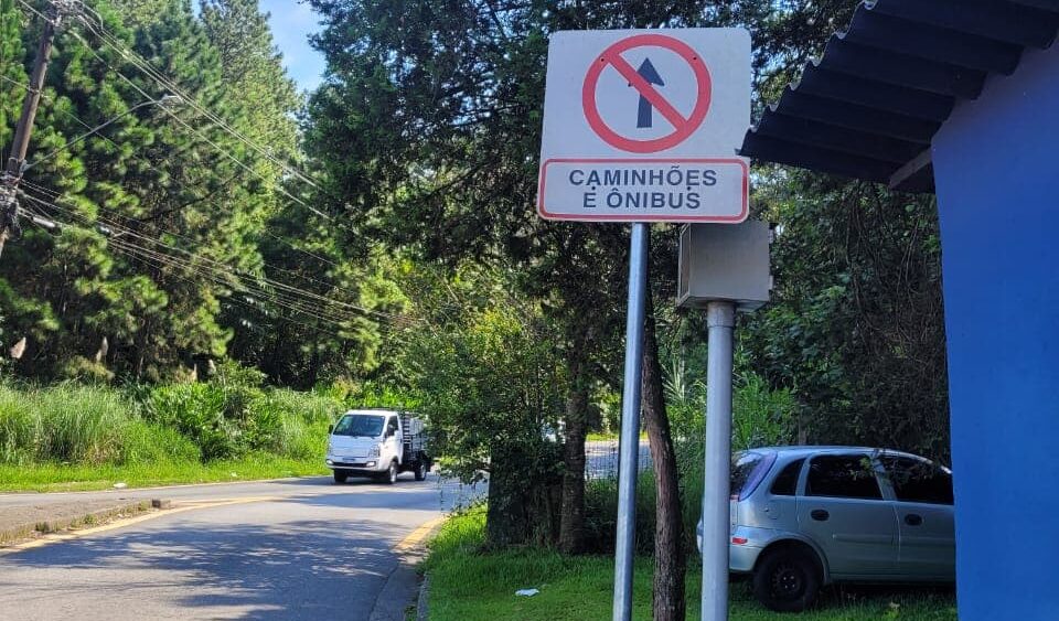 Placa proíbe circulação de caminhão em via