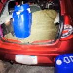 Durante a abordagem, os policiais encontraram oito galões cheios de gasolina no porta-malas do veículo do suspeito