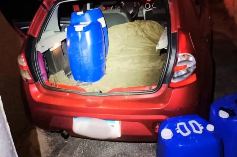 Durante a abordagem, os policiais encontraram oito galões cheios de gasolina no porta-malas do veículo do suspeito