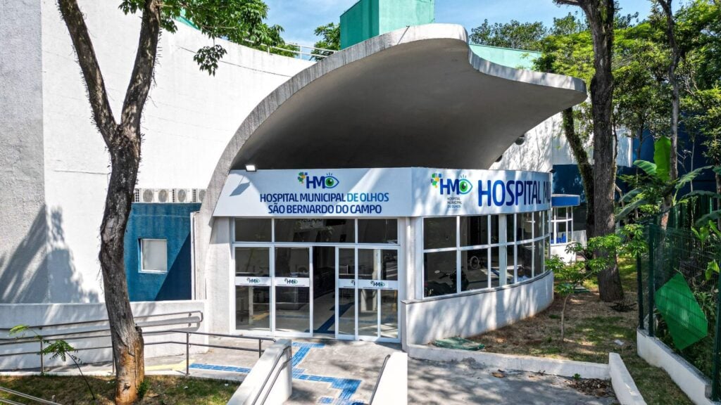 Médico orienta paciente sobre saúde ocular no Carnaval e prevenção de conjuntivite.