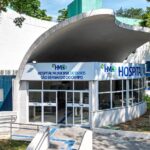 Médico orienta paciente sobre cuidados com a saúde ocular durante o Carnaval, destacando os riscos de conjuntivite e irritações causadas por maquiagem e glitter.