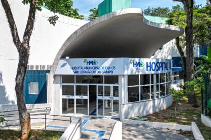Médico orienta paciente sobre cuidados com a saúde ocular durante o Carnaval, destacando os riscos de conjuntivite e irritações causadas por maquiagem e glitter.