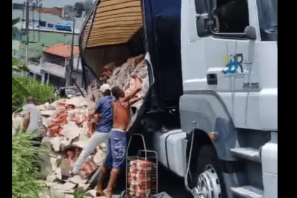 carga de cerveja caída no chão