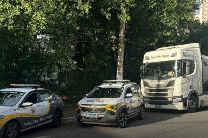 PM recupera carreta roubada e prende foragido na Anchieta