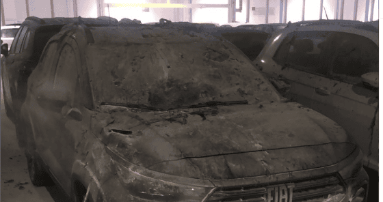 Teto desaba e, no dia seguinte, balão incendeia carro no Assaí Anchieta