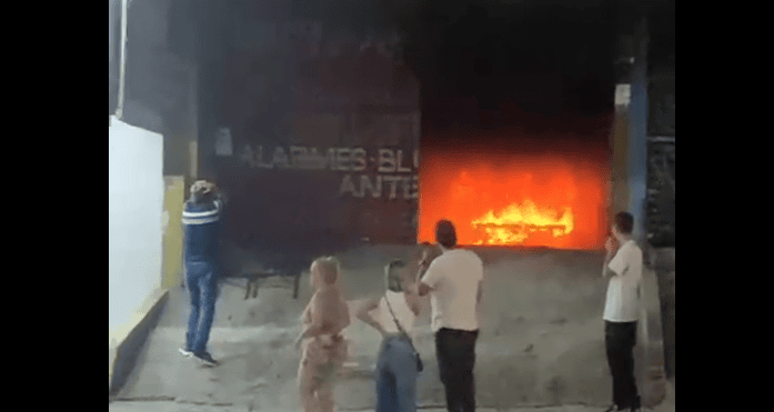comércio em chamas