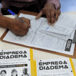 desempregado preenchendo ficha de vaga de emprego em Diadema