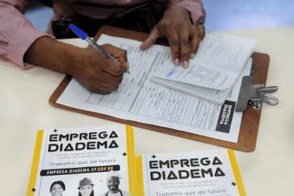 desempregado preenchendo ficha de vaga de emprego em Diadema