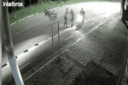 Idosa não consegue tirar aliança do dedo e é mordida por assaltantes