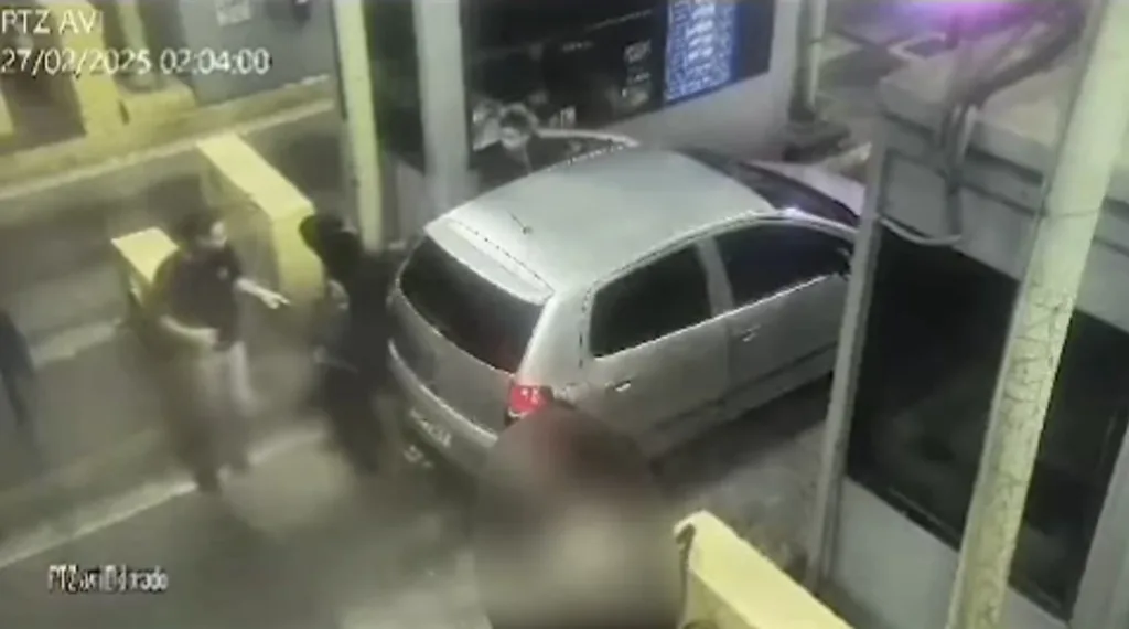 Criminosos roubam carro em pedágio da Rodovia dos Imigrantes.