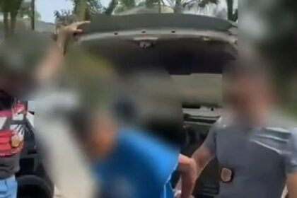 Um dos suspeitos foi localizado em sua residência, onde os policiais apreenderam objetos que podem ajudar na investigação