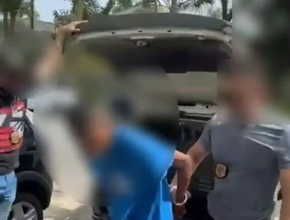 Um dos suspeitos foi localizado em sua residência, onde os policiais apreenderam objetos que podem ajudar na investigação