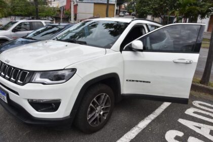 uando trafegava pela Avenida José Amazonas, uma viatura descaracterizada da corregedoria da GCM abordou o carro dirigido por um menor, um Jeep Compass