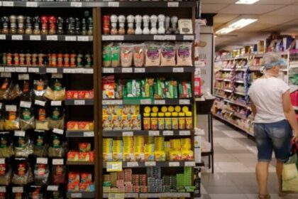 Cesta básica sobe nas capitais e custa ao menos 40% do salário mínimo