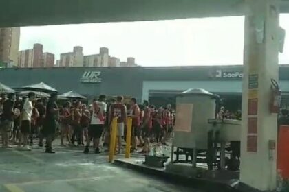 Calouros e universitários fazem tradicional pedágio nos Três Postos em S.Bernardo