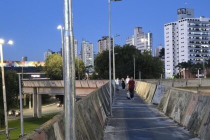 Passarela do Metrópoles/ Paço começa a receber iluminação