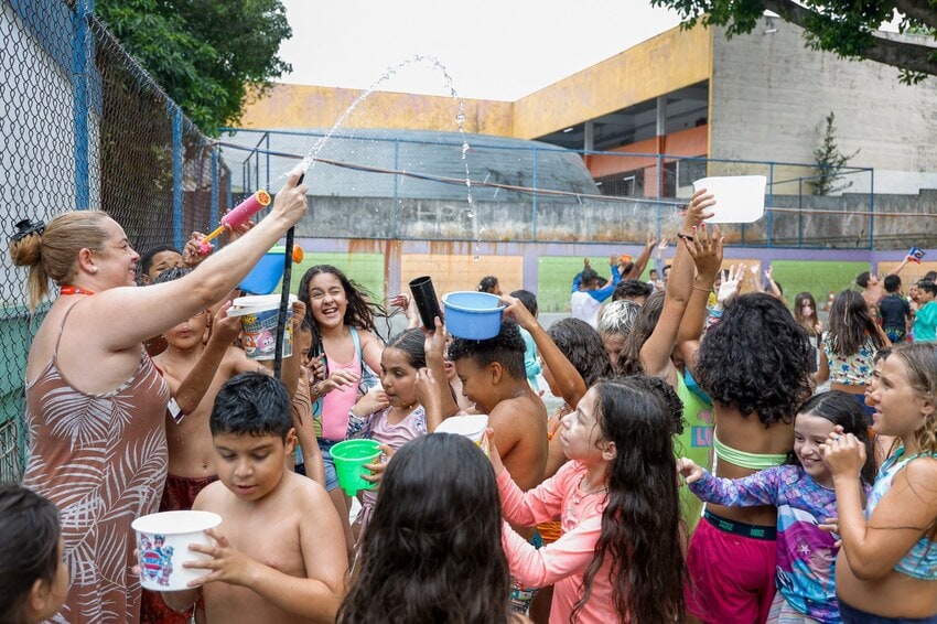 Sacolas de São Caetano fazem atividades com água para driblar onda de calor