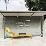 Primeira unidade do novo abrigo de ônibus é instalada na rua Jurubatuba, em São Bernardo